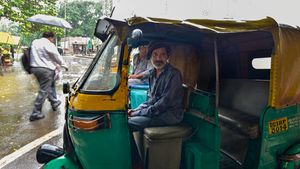 യൂണിഫോം ഇല്ലെങ്കിൽ പിഴ ചിമത്തുമെന്ന് ദില്ലി സർക്കാർ; വലിയ വില കൊടുക്കണം