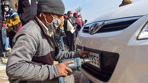 ഹൈ സെക്യൂരിറ്റി നമ്പര്‍ പ്ലേറ്റില്ലേ?  ഏമാന്‍മാര്‍ 'പണി' തുടങ്ങിയിട്ടുണ്ട്