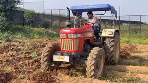 ഫാംഹൗസിലൂടെ ട്രാക്ടറിൽ ഉഴുതുമറിച്ച് മുൻ ക്യാപ്റ്റൻ; വീഡിയോ വമ്പൻ വൈറൽ