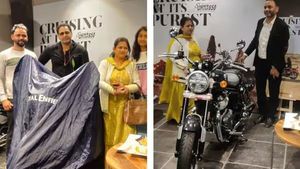 നിരത്തുകളെ പ്രകമ്പനം കൊള്ളിക്കാൻ സൂപ്പർ മീറ്റിയോർ 650; ഡെലിവറി തുടങ്ങി