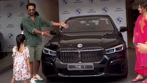 ഗാരേജിലേയ്ക്ക് പുത്തൻ അതിഥി; ബിഎംഡബ്ല്യു 7 സീരിസ് സ്വന്തമാക്കി ആസിഫ് അലി