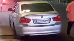 ആരാണ് ഒരു വെറൈറ്റി ആഗ്രഹിക്കാത്തത്; പൂച്ചട്ടി മോഷ്ടിക്കാൻ ആഢംബര കാർ