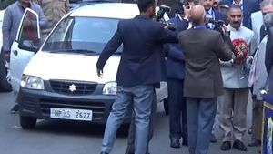 ഹിമാചല്‍ മുഖ്യമന്ത്രി ബജറ്റിനെത്തിയത്  20 വര്‍ഷം പഴക്കമുള്ള ആള്‍ട്ടോയില്‍; ലാളിത്യത്തിന് കൈയ്യടി