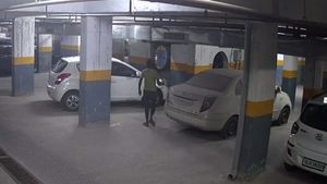 14 കാറുകള്‍ ആസിഡ് ഒഴിച്ച് നശിപ്പിച്ച് അപാര്‍ട്‌മെന്റ് ജീവനക്കാരന്‍; കാരണമറിഞ്ഞാല്‍ ഞെട്ടും...