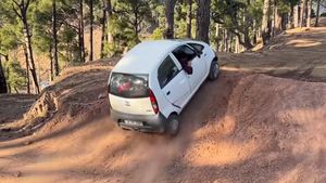 നാനോന്നാ സുമ്മാവാ... ഓഫ്‌റോഡിംഗിനിടെ സ്‌കോര്‍പിയോ സുല്ലിട്ട കയറ്റം പുഷ്പം പോലെ കീഴടക്കി നാനോ-VIDEO