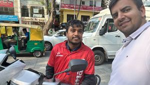 ഇലക്ട്രിക് സ്‌കൂട്ടര്‍ ഓടിച്ച് 9 മാസം കൊണ്ട് ലാഭിച്ചത് 1 ലക്ഷം രൂപ; ഡെലിവറിബോയ്‌ക്കൊപ്പം സെൽഫിയെടുത്ത് ഓല സിഇഒ