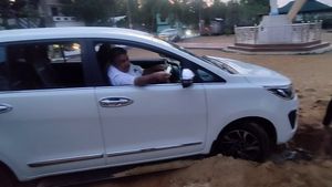 ഇതൊക്കെ മന്ത്രിക്ക് സിംപിൾ;സജി ചെറിയാൻ്റെ ഡ്രൈവിങ്ങ് സ്കിൽ വീഡിയോ വൈറൽ