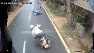 അറഞ്ചം പുറഞ്ചം വീഴ്ച്ച; നനഞ്ഞ റോഡിൽ കൂടെ യാത്ര ചെയ്യുമ്പോൾ ശ്രദ്ധിക്കണേ