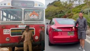 പുത്തന്‍ ടെസ്‌ല കാറിന് 'സ്‌കൂള്‍ ബസിന്റെ' നമ്പര്‍; നൊസ്റ്റാള്‍ജിയ എന്നാല്‍ ഇതല്ലാതെ മറ്റെന്താണ്