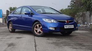 ഇലക്ട്രോണിക് ബ്ലൂ നിറത്തിൽ തിളങ്ങി ഹോണ്ട സിവിക്; വീഡിയോ വൈറൽ