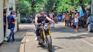 കിടിലൻ ലുക്കിൽ ഡ്യുക്കാട്ടിയുമായി കാർത്തിക് ആര്യൻ; ഫോട്ടോയും വീഡിയോയും കാണാം