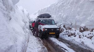മഞ്ഞുവീഴ്ച്ചയിൽ കാറോടിക്കേണ്ടത് ഇങ്ങനെ; അറിയാതെ പോയാൽ പണിപാളും