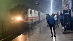 അര്‍ധരാത്രിയിലെ ട്രെയിന്‍ ടിക്കറ്റ് ബുക്ക് ചെയ്യുമ്പോള്‍ ഈ തെറ്റ് ചെയ്താല്‍ വഴിയിലാകും!