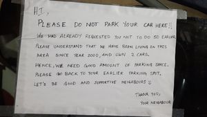 ഇതൊക്കെയാണ് അന്തസ്സ്; തൻ്റെ ലോട്ടിൽ കാർ പാർക്ക് ചെയ്ത അയൽക്കാരനുളള കുറിപ്പ് വൈറൽ