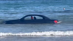 കാറിന് നീന്താൻ അറിയില്ല മിസ്റ്റർ; കടലിൽ ഒഴുകി നടന്ന് ബിഎംഡബ്ല്യു കൺവേർട്ടിബിൾ