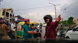 സ്കൂട്ടർ യാത്രികരെ ചെളിയിൽ കുളിപ്പിച്ച് കാർ ഡ്രൈവർ;മിററൊടിച്ച് കലിപ്പടക്കി ടൂവീലറുടമ