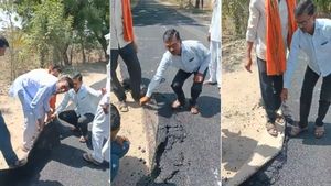 പായ പോലെ മടങ്ങുന്ന റോഡ്! സംഭവിച്ചത് എന്തെന്നറിഞ്ഞാൽ നിങ്ങള്‍ക്കും ദേഷ്യം വരും