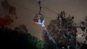 വിനോദസഞ്ചാരികൾ കേബിൾ കാറിൽ കുടുങ്ങി; രക്ഷപ്പെടുത്തിയത് 4000 മീറ്റർ ഉയരത്തിൽ നിന്ന് 