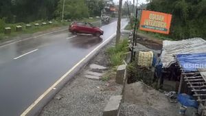 മഴക്കാലത്ത് റോഡിൽ ആവേശം കാണിക്കരുത്; ശ്രദ്ധയോടെ വാഹനം ഓടിക്കുക