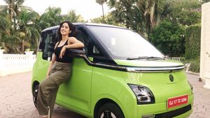 ഇവിയോടൊപ്പം സുന്ദരിയായി ജാൻവി കപ്പൂർ; വീഡിയോ വൈറൽ