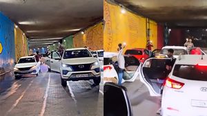 പണത്തിൻ്റെ ഹുങ്ക് തന്നെ; വഴി തടഞ്ഞ് റീലുകൾ ഷൂട്ട് ചെയ്ത് യുവാക്കൾ