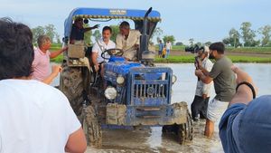 ബറോഡയിൽ ട്രാക്ടർ ഓടിച്ച് രാഹുൽ ഗാന്ധി; ചിത്രങ്ങൾ വൈറൽ