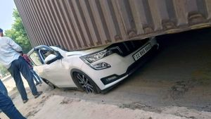 കാലന് ലീവാണെന്ന് തോന്നുന്നു! ഈ കാറിലുണ്ടായിരുന്ന യാത്രക്കാര്‍ രക്ഷപ്പെട്ടു...!