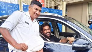 ധോണിയും ട്രാഫിക് പൊലീസും; ചിത്രം ഏറ്റെടുത്ത് സോഷ്യൽ മീഡിയ