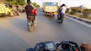 ഈ വീഡിയോ കണ്ടാല്‍ പിന്നെ ബൈക്കില്‍ മൂന്നുപേരെ വെച്ച് പോകില്ല!