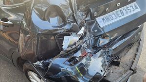 പിന്നിൽ നിന്ന് ഇടിച്ചു വീഴ്ത്താമെന്ന് കരുതിയോ; സ്കോഡാ കുഷാഖിൻ്റെ പിന്നിൽ ലോറിയിടിച്ച അവസ്ഥ കണ്ടോ