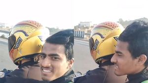 ബൈക്ക് നന്നാക്കാന്‍ പണമില്ലേ?  വൈറല്‍ വീഡിയോയിലെ ധോണിയുടെ ബൈക്ക് കണ്ട് നെറ്റിസണ്‍സ്