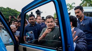 ഡീസലിനോട് ഗുഡ് ബൈ പറഞ്ഞേക്ക്, ഇല്ലെങ്കിൽ പണിപാളും; നിർമ്മാതാക്കൾക്ക് താക്കീതുമായി കേന്ദ്ര ഗതാഗത മന്ത്രി