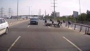 ദേ കിടക്കുന്നു റൈഡർ; അവനും വീണു ബാക്കിയുളളവരേയും വീഴിച്ചു, വീഡിയോ വൈറൽ