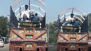 ഊഞ്ഞാലാടാം...ഓടിക്കൊണ്ടിരിക്കുന്ന ട്രക്കിൽ കാണിച്ച അഭ്യാസം; വീഡിയോ വമ്പൻ വൈറൽ