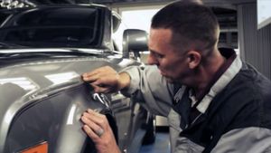 ആകെ ജോലി രണ്ട് വരയിടല്‍! 20 വര്‍ഷമായി ഇങ്ങേരെ റോള്‍സ് റോയ്‌സ് എങ്ങും വിടാത്തതിന്റെ കാരണമറിയണോ?