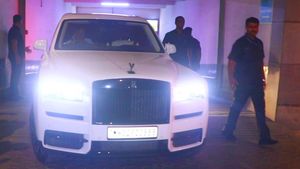 'ജവാൻ' തൻ്റെ ഇഷ്ടവാഹനത്തിൽ കൂട്ടുകാരെ കാണാൻ എത്തി; വീഡിയോ വൈറൽ