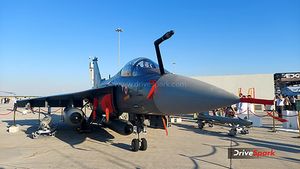 അടിമുടി ഇന്ത്യന്‍!  ദുബായ് എയര്‍ഷോയില്‍ താരമായി ഇന്ത്യന്‍ യുദ്ധവിമാനം 'തേജസ്'