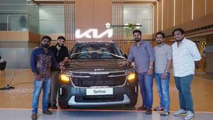 ട്രെൻഡ് മോളിവുഡിലും, ഗരുഡൻ വമ്പൻ ഹിറ്റ്; സംവിധായകന് 20 ലക്ഷത്തിന്റെ എസ്‌യുവി സമ്മാനിച്ച് ലിസ്റ്റിൻ സ്റ്റീഫൻ