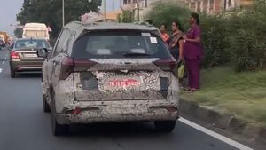 കണ്ടുപിടിച്ചേ.. സഫാരിക്കുളള മഹീന്ദ്രയുടെ ചിമിട്ടൻ പണി, XUV 700 -യുടെ സ്പൈ ചിത്രങ്ങൾ പുറത്ത്