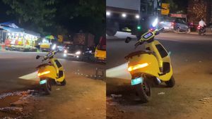 മലയാളിയെ കൊണ്ടേ പറ്റു; 'കാവടിയാട്ടം' സ്റ്റൈലിൽ ഇലക്‌ട്രിക് സ്‌കൂട്ടറിലെ എണ്ണ വിൽപ്പന, വീഡിയോ വൈറൽ