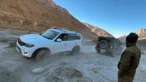 കുഴിയിലകപ്പെട്ട് പോയ സ്കോർപിയോ എൻ -ന് രക്ഷകനായത് ഈ ഓഫ്റോഡർ; വൈറൽ വീഡിയോ