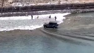 റോഡ് ബ്ലോക്കാണെങ്കിൽ നദിയിലൂടെ പോയേക്കാം; ഥാർ ഡ്രൈവറിന് കിട്ടിയ പണി കണ്ടോ