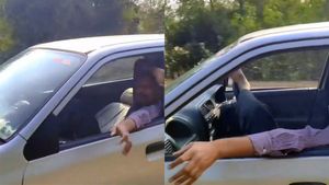 കാലുപയോഗിച്ച് സ്റ്റീയറിങ്ങ് വീൽ നിയന്ത്രിക്കുന്ന വീഡിയോ വൈറൽ; പ്രശസ്തിക്ക് വേണ്ടി ഓരോ കോപ്രായങ്ങൾ