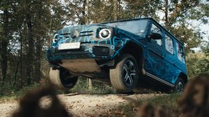 നിന്ന നിൽപ്പിൽ 360 ഡിഗ്രി അടിക്കാൻ പറ്റുവോ സക്കീർ ഭായ്ക്ക്? G-ക്ലാസ് ഇവിയുടെ അഭ്യാസപ്രകടനങ്ങൾ