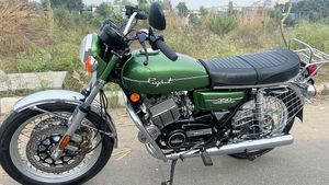 റീസ്‌റ്റോര്‍ ചെയ്ത് കുട്ടപ്പനാക്കിയ യമഹ RD350-യുടെ ഉടമ ആരെന്നറിയാമോ? ടാങ്കിന് മുകളിലുള്ള നമ്പര്‍ നോക്കൂ 