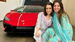 'വണ്ടിഭ്രാന്തില്‍' നടന്‍മാര്‍ക്ക് വെല്ലുവിളിയായി താരസുന്ദരികൾ; ഈ വര്‍ഷം ആഡംബര കാർ വാങ്ങിയ നായികമാര്‍