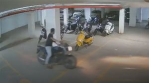 മോഷ്ടിച്ച ബൈക്ക് തിരികെ നൽകി 'മാന്യനായ' കളളൻ; സിസിടിവി ദൃശ്യങ്ങൾ വൈറൽ