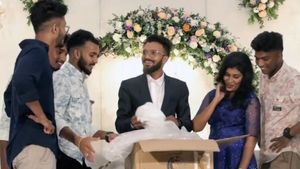 വണ്ടിപ്രാന്തനുള്ള ഇതിലും മികച്ച വിവാഹസമ്മാനം സ്വപ്നങ്ങളിൽ മാത്രം! കണ്ടുനിന്നവരെ ഞെട്ടിച്ച 'സര്‍പ്രൈസ്'