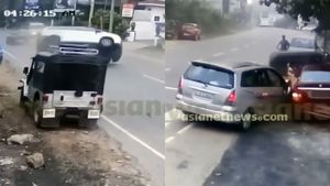 അമിതവേഗം ആപത്തെന്ന് എത്ര പറഞ്ഞാലും കേൾക്കില്ല, രണ്ട് ഇന്നോവകൾ കൂട്ടിയിടിക്കുന്ന വീഡിയോ വൈറൽ