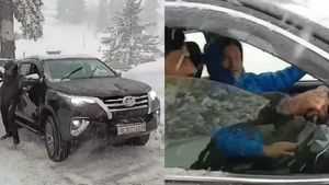 മഞ്ഞിനറിയില്ലല്ലോ സച്ചിനാണെന്ന്! കശ്മീർ ട്രിപ്പിനിടയിൽ വഴിയിൽ കുടുങ്ങി ക്രിക്കറ്റ് ഇതിഹാസം